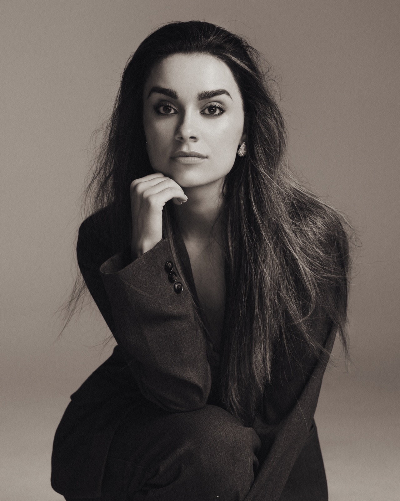Zwart-witportret van Esther, met haar hand aan haar kin