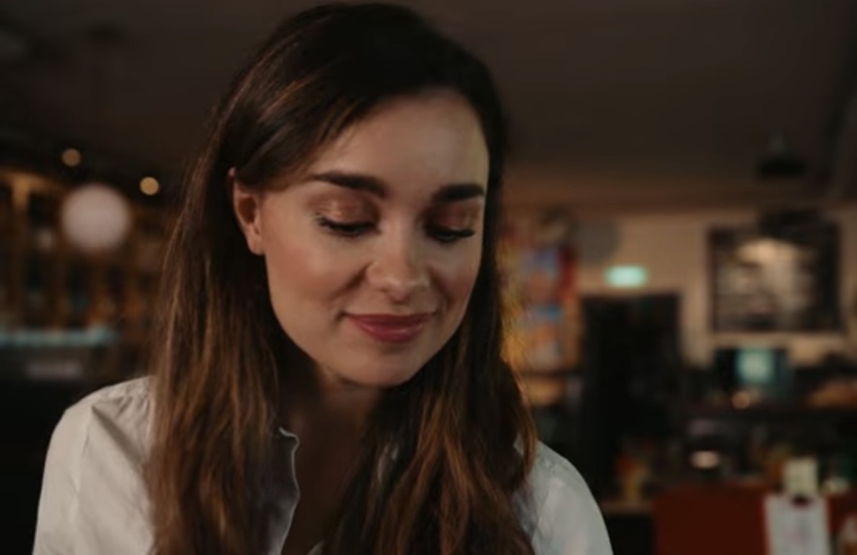 Close-up van Esther in een restaurantscène