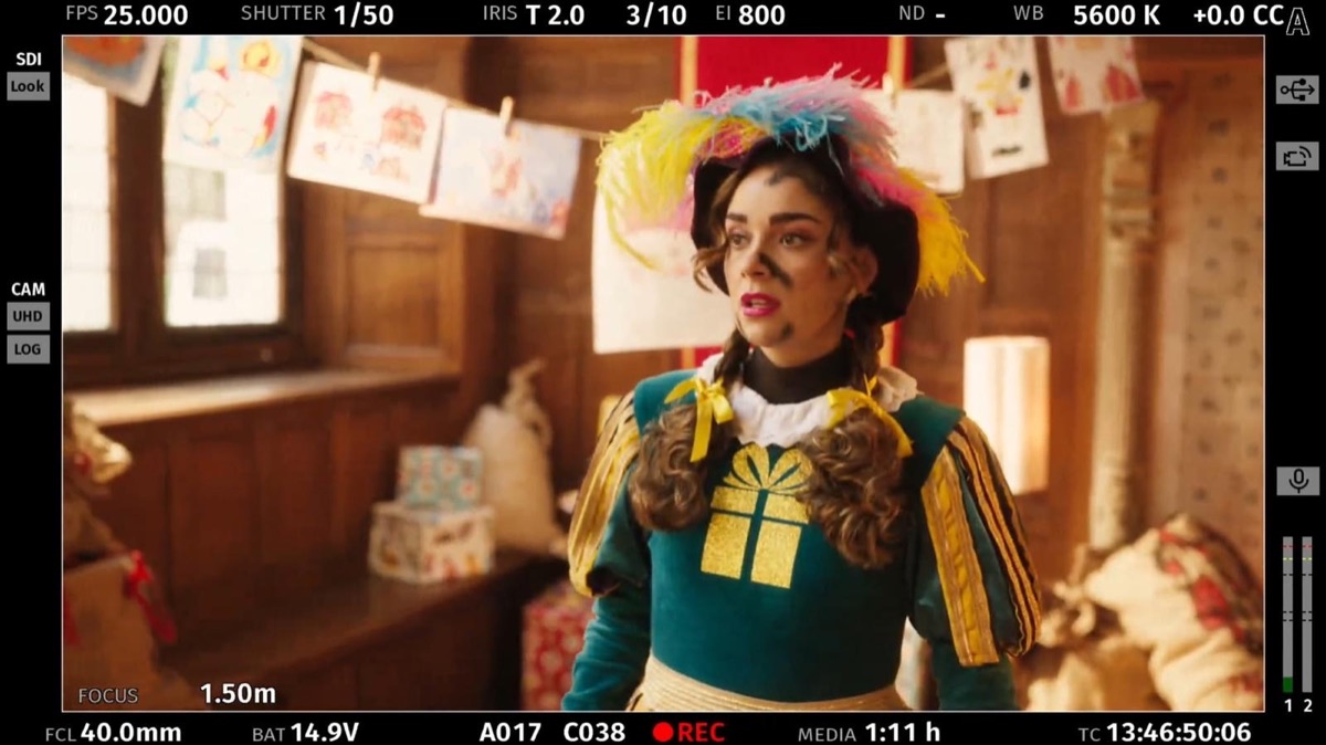 Esther als Cadeaupiet op de set van De Club van Sinterklaas