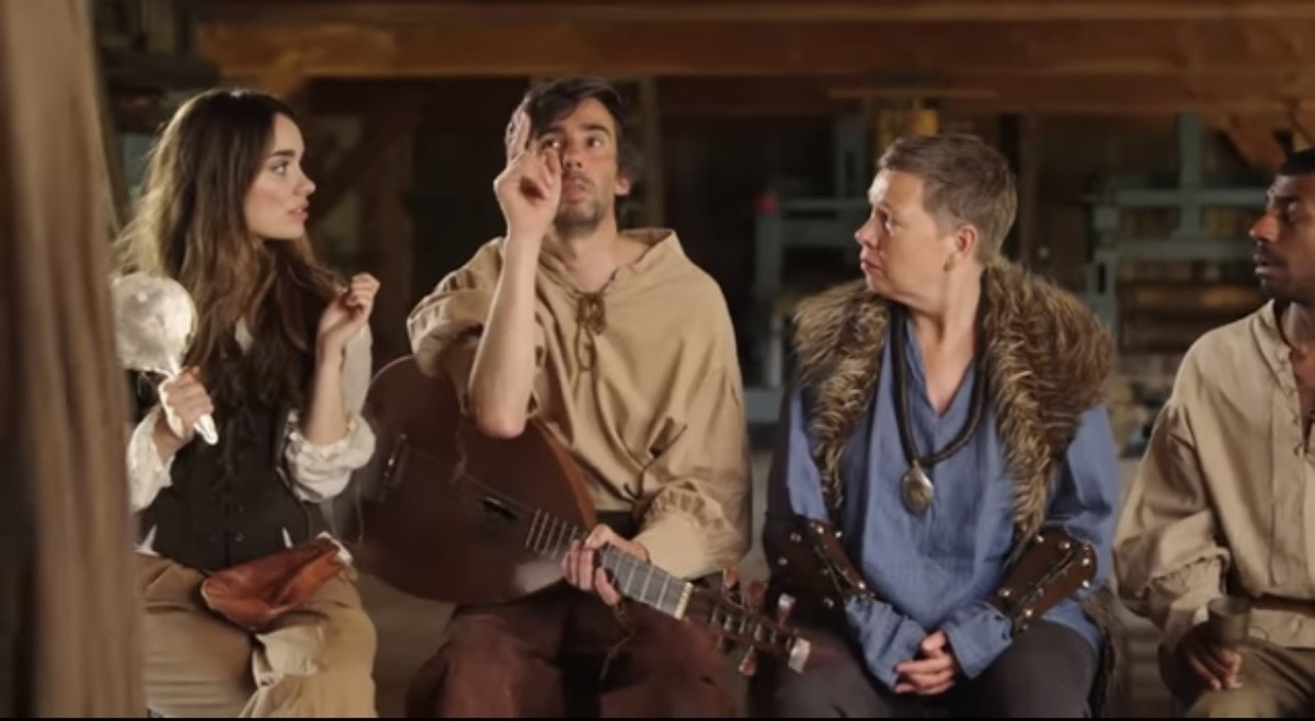 Esther in kostuum in een historische serie